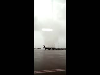 В аэропорту Антальи ураган перевернул автобус с пассажирами