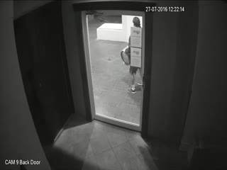 Австралиец разбил открытую дверь, чтобы попасть в паб