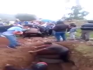 Уронили гроб на похоронах