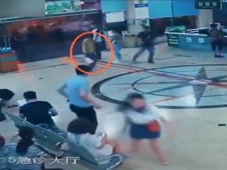 Старик обезоружил преступника с ножом