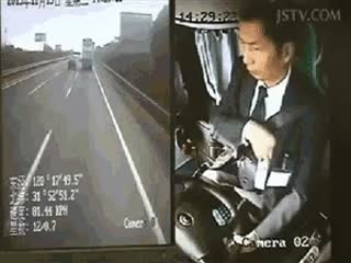 Водитель автобуса отвлёкся на пару секунд