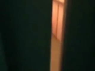 Голый мужик спит в лифте