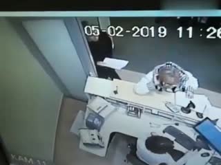 В Сочи какой-то отброс напал на сотрудницу банка с ножом