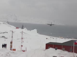 У самолета при посадке отвалилось шасси