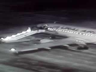 Шесть человек упали с трапа самолета в Барнауле