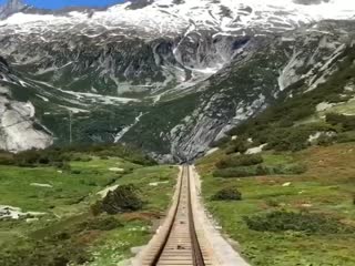 Поезд через швейцарские Альпы