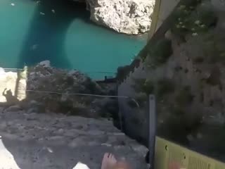 Прыжок со скалы