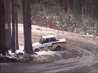 Хотел помочь застрявшему автомобилю, но не подумал о последствиях