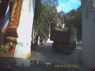 Водитель легковушки избежал столкновения с неуправляемым грузовиком в Таиланде