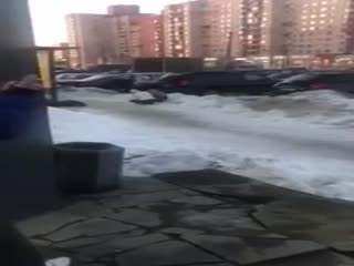 Повара петербургской шавермы моют тарелки уличным снегом