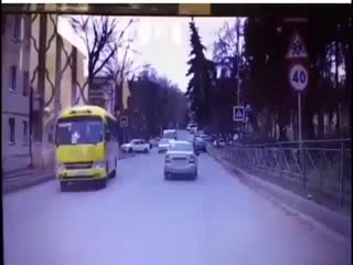 В Кисловодске из-за ураганного ветра огромная ёлка упала на автобус