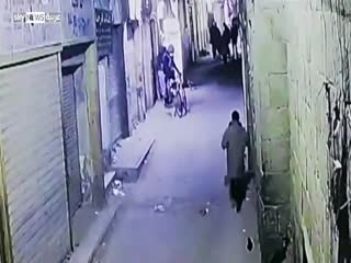 Момент подрыва смертника в центре Каира попал на видео