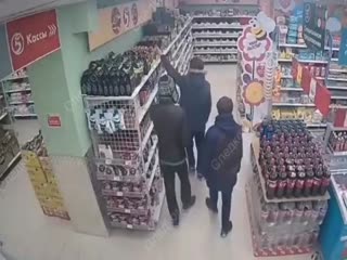 В Саратове подростки ограбили «Пятёрочку», и выбили дверь