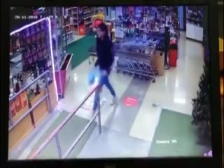 Грабитель решил добить владельца магазина, но был застрелен