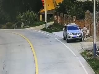 Владелец легковушки получил пару «призовых» шин, отлетевших от проезжающего грузовика и разбивших его автомобиль