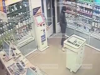 Ограбление «Связного» на Коломяжском за 20 секунд попало на видео