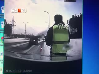 Сотрудник ГИБДД чудом увернулся от летящей на него фуры