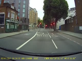 Двухэтажный автобус против туриста