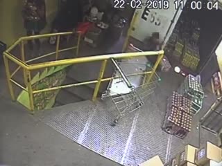 Водитель задавил грузчика на складе