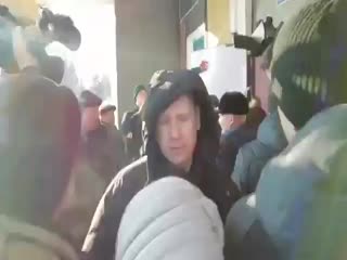 Жители поселка Омский штурмом берут местный ДК