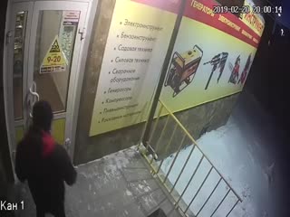 Грабитель испугался молотка