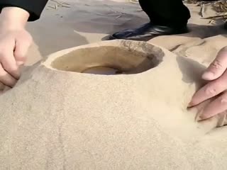 Что происходит с водой, если её вылить на песок