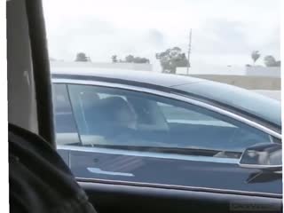 Водитель спит за рулем в утренний час пик