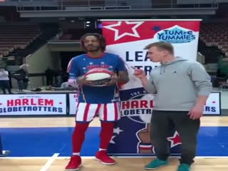 Баскетболист решил научить зрителя паре трюков с мячом