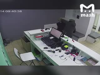 Парень напал на продавщицу Ламоды и забрал из кассы 16 000 р.