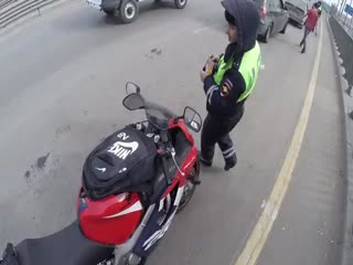 ГАИшник замеряет светопропускаемость на мотоцикле