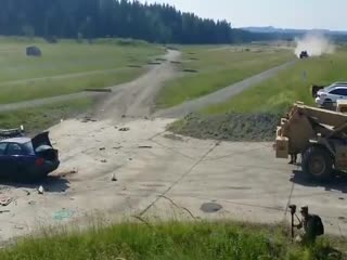 Танк раздавил машину