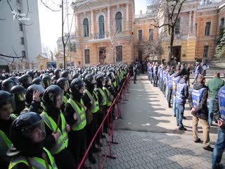 Драка с полицией возле Администрации Президента