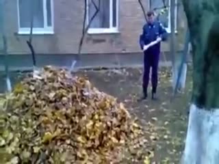 Полицейский поджёг листву