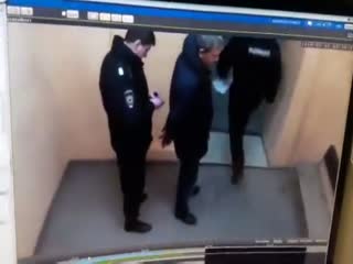 Задержанный за мелкое хулиганство ударил водителя полиции