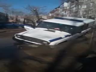 Полицейский автомобиль провалился в огромную дорожную яму в Рубцовске