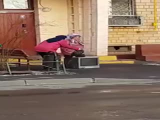 Бабушки изгоняют дьявола из адской машины