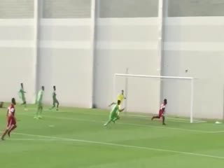 Футболист из ОАЭ во время матча врезался в столб