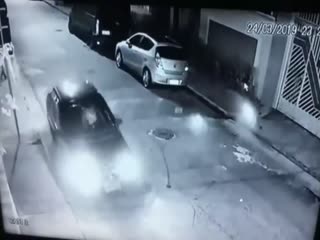 В Бразилии девушка-полицейский оперативно обезвредила напавшего на нее грабителя