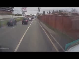 Водитель Гелика решил отомстить автобусу, который не пустил его на полосу общественного транспорта.