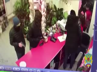 Трое налетчиков с пистолетами ограбили в Балашихе цветочный магазин