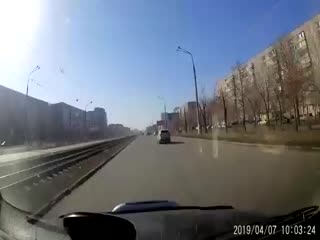 В Магнитогорске пьяный мужчина решил перейти дорогу на красный сигнал светофора