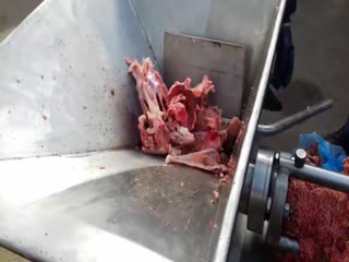 Как получают мясо мехобвалки, используемое для изготовления пельменей и других полуфабрикатов