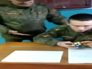 Гениальный военнослужащий собирает кубик Рубика с закрытыми глазами