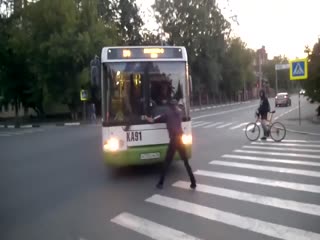 Не надо злить водителя автобуса