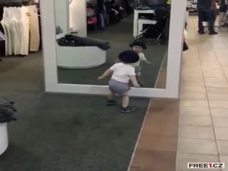 Ребёнок смотрит в зеркало