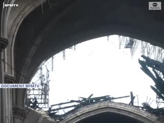 Внутри сгоревшего собора Парижской богоматери