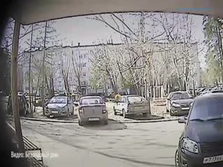 Автомобилист выезжает с парковки
