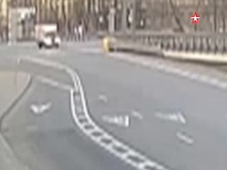 Опубликовано видео момента крупного ДТП с грузовиком на Проспекте Мира в Москве