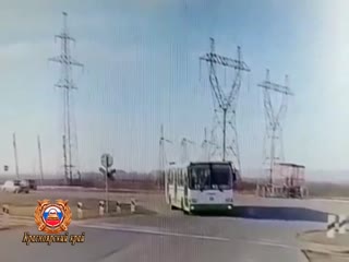 В Красноярском крае пассажирский автобус столкнулся с тепловозом