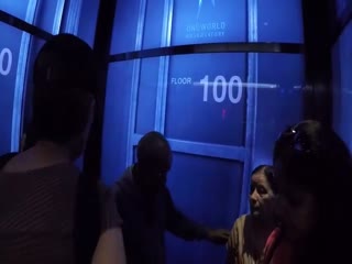 Изумительный лифт в One World Trade Center в Нью-Йорке